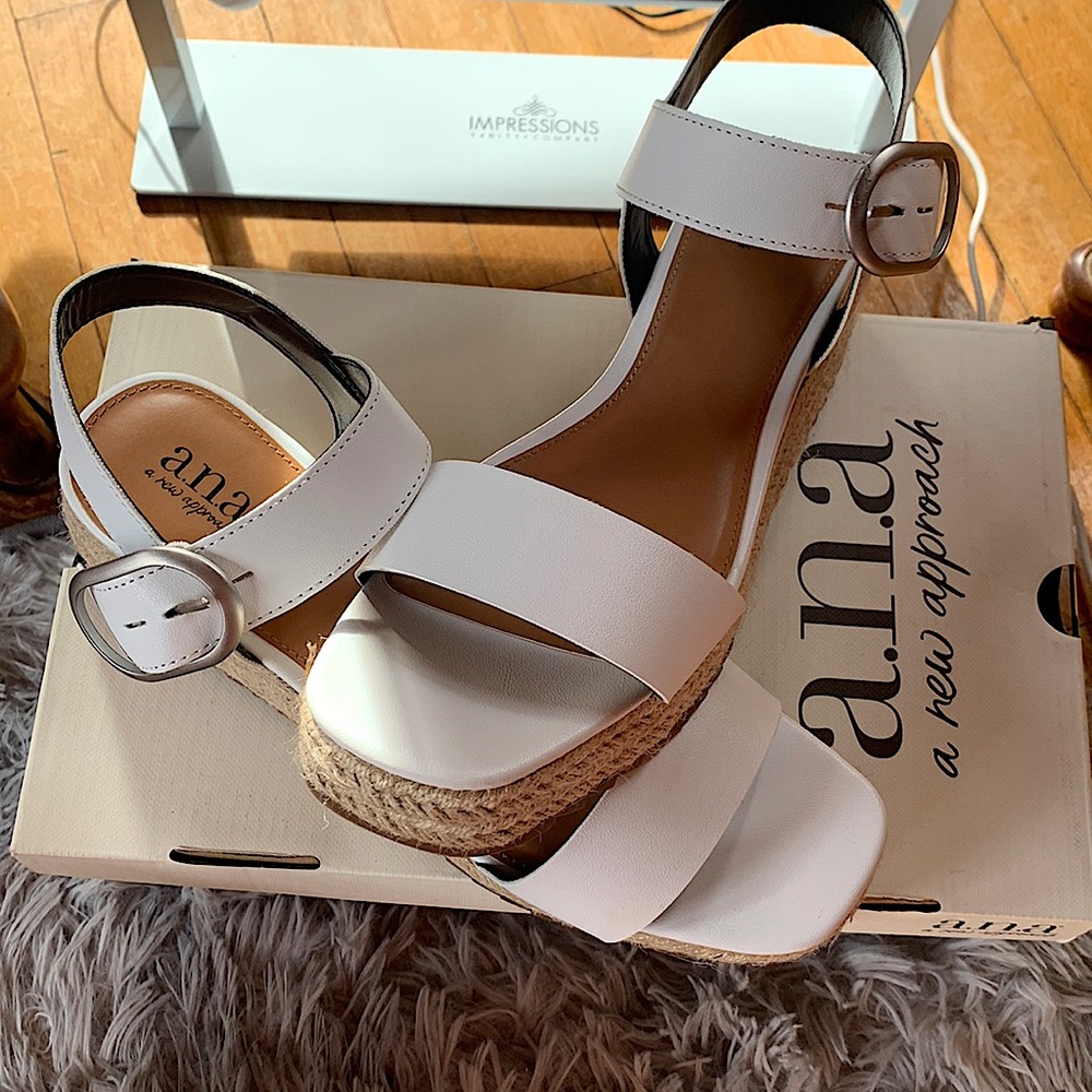 Open-toed White Wedges (8.5)